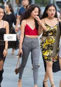 ​街拍：紧身牛仔短裤小姐姐，轻松秀出好身材，特别招人喜欢！