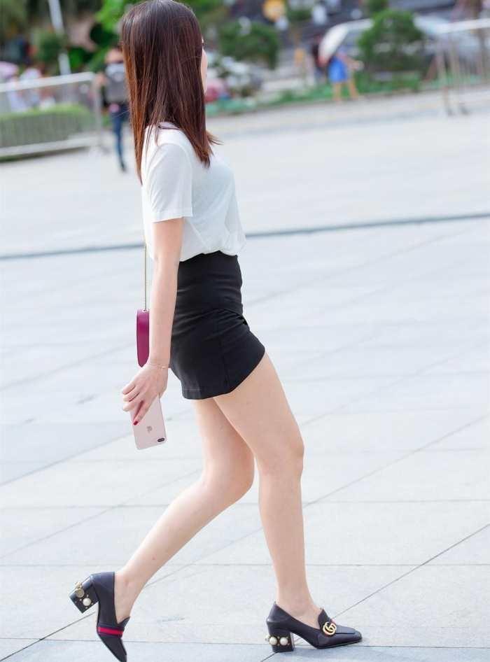 街拍:穿着紧身短裙的性感美女