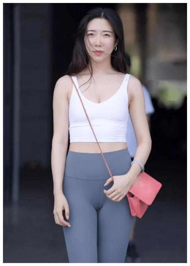 街拍：“无痕”打底裤小姐姐，纤细腰身令人羡慕不已