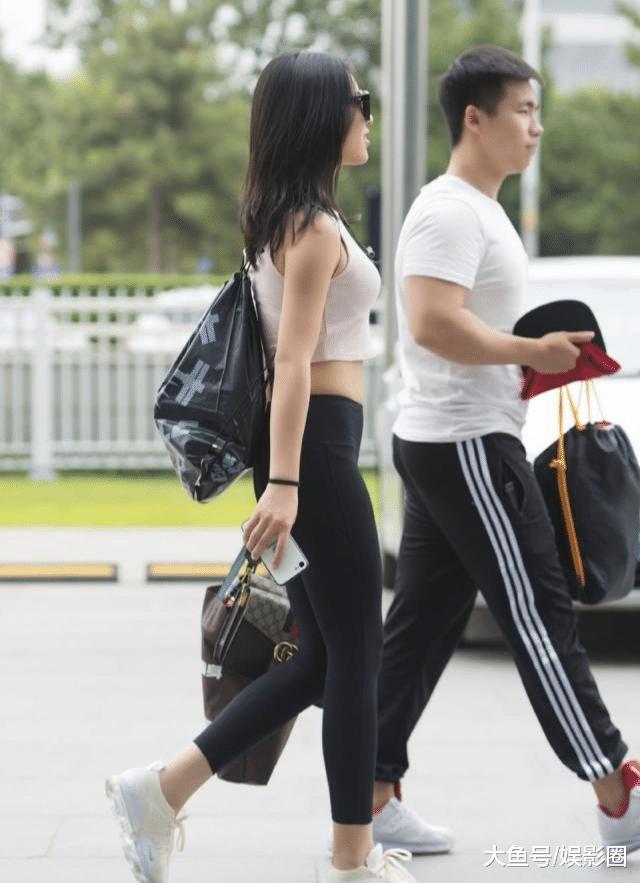 街拍：“无痕”打底裤小姐姐，纤细腰身令人羡慕不已