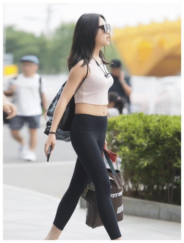 街拍：“无痕”打底裤小姐姐，纤细腰身令人羡慕不已