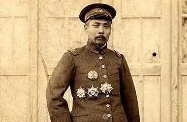 一代枭雄死后被葬在路边，儿子寻花问柳，玩腻的姨太太送到济良所