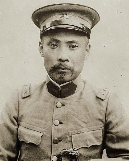 一代枭雄死后被葬在路边，儿子寻花问柳，玩腻的姨太太送到济良所