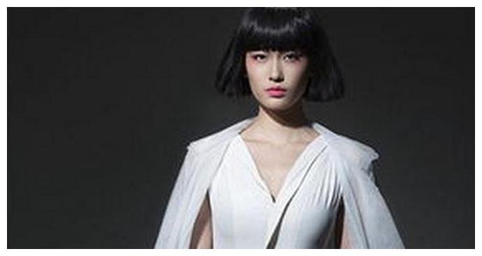 她拒绝承认自己是中国人，却来大陆捞金，网友：滚出中国