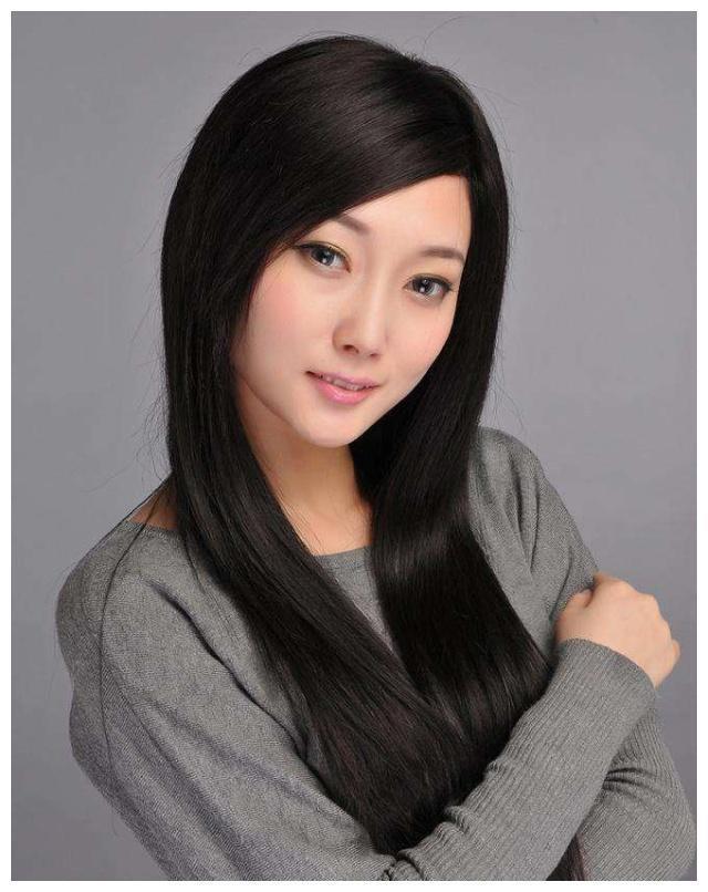 她拒绝承认自己是中国人，却来大陆捞金，网友：滚出中国