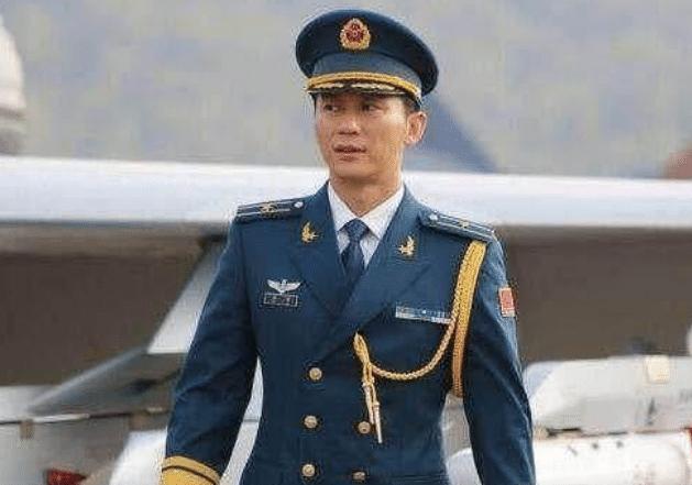 李晨家世曝光，背景大到不像话，网友：难怪轻而易举追到范冰冰