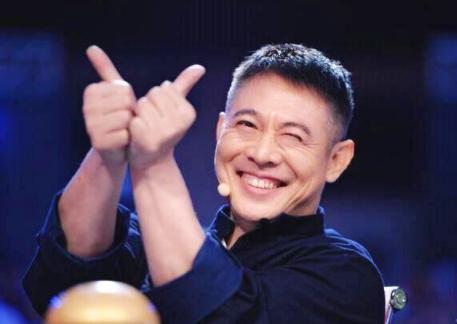 李连杰为改回国籍愿捐全部身家80亿，成龙一句话伤了他的心