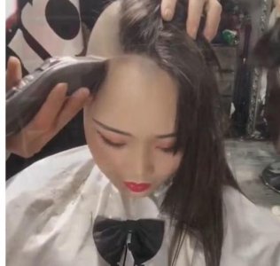 ​漂亮美女来到理发店竟要求剃光头，问其原因后引发人们质疑
