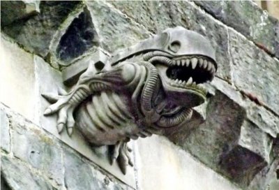 ​佩斯利修道院（12世纪）上的石像鬼Xenomorph，苏格兰