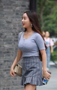 ​街拍：如此迷人的背影，一袭绿色紧身套装，突显极品美臀！