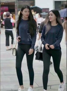 ​街拍：黑色紧身裤搭配短袖，尽显凹凸美感，运动风十足！