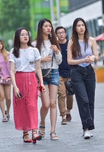 街拍美女：性感俊俏的小妹妹，用国色天香形容不为过