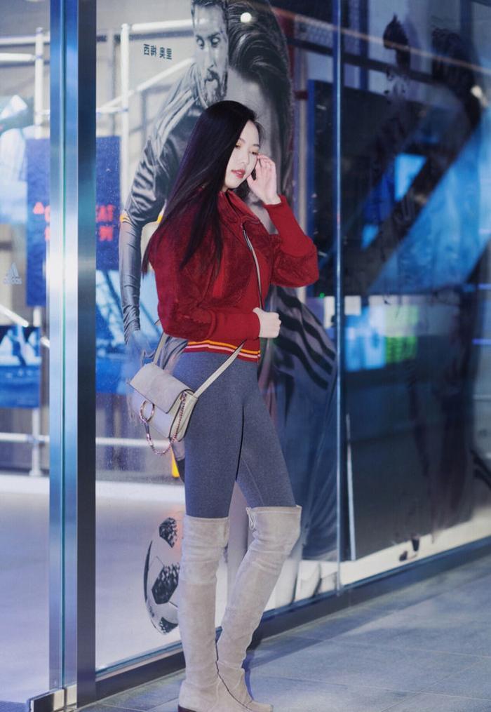 街拍美女：性感俊俏的小妹妹，用国色天香形容不为过