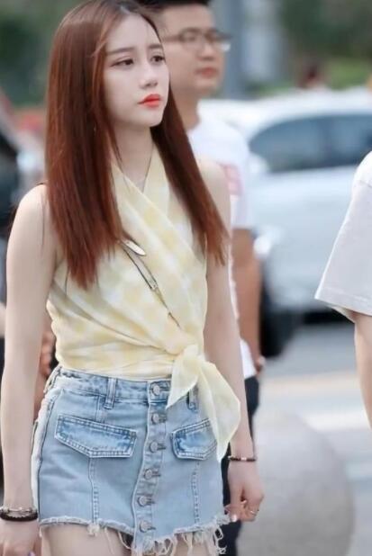 街拍美女：性感俊俏的小妹妹，用国色天香形容不为过