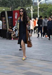 ​街拍美女：性感俊俏的小妹妹，用国色天香形容不为过