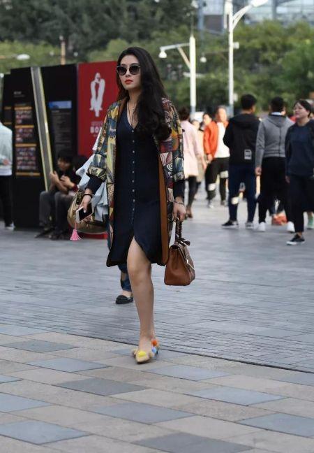 街拍美女：性感俊俏的小妹妹，用国色天香形容不为过