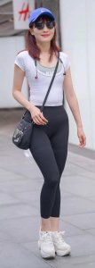 ​街拍瑜伽裤的美女，颜值高，气质好，身材苗条妖冶