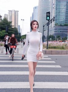 ​街拍：高挑丰腴的少妇，一袭白色紧衣连衣裙，好身材让人赞不绝口