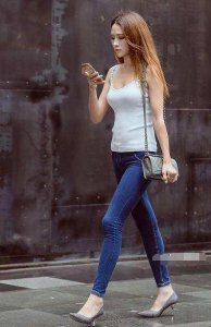 ​街拍路人: 美女身材都这么好, 穿了睡衣就上街胆子真大