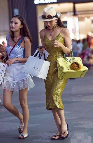 街拍路人: 美女身材都这么好, 穿了睡衣就上街胆子真大