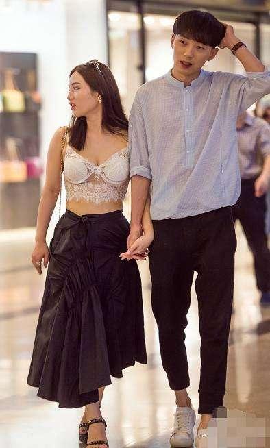 街拍路人: 美女身材都这么好, 穿了睡衣就上街胆子真大