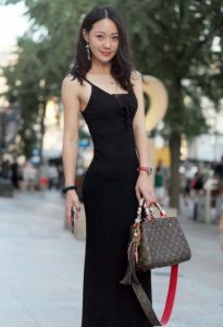 ​街拍：物以类聚人以群分，美女身边一定是美女，图4美女跟我回家