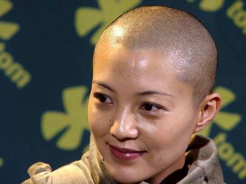 她是和陈明同期全能型艺人，有8年失败婚姻42岁嫁霍元甲武术指导