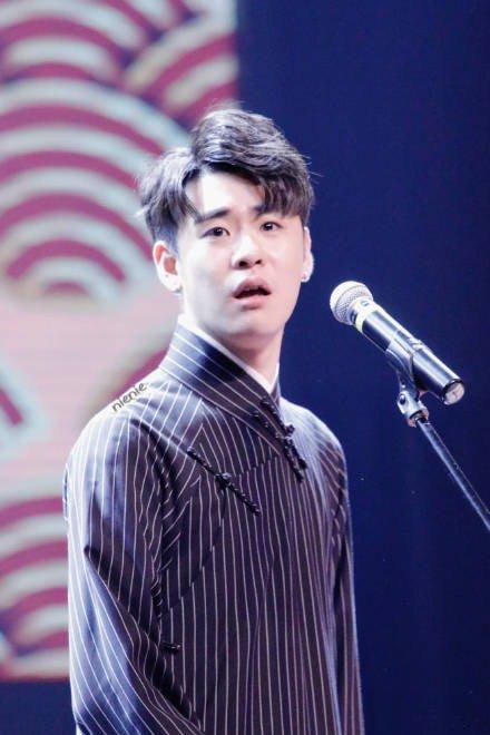 看见张云雷上《快本》才知道，明星上节目，粉丝应援是会送金条