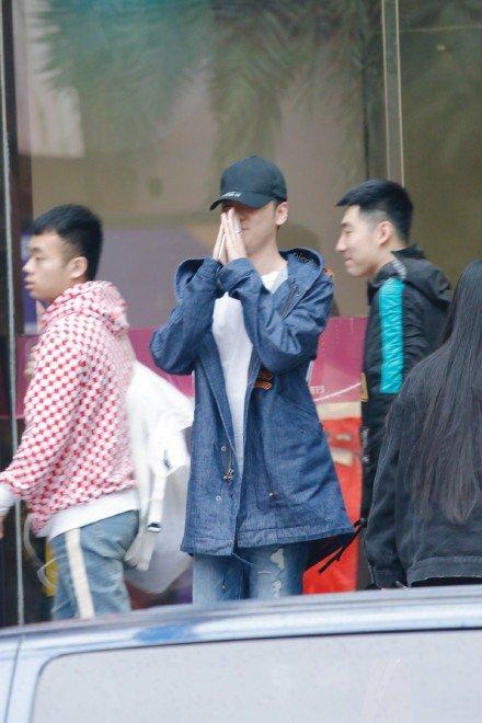 看见张云雷上《快本》才知道，明星上节目，粉丝应援是会送金条