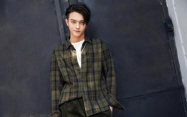 许凯妈妈近照流出惊艳众人，母子俩相似度超高，基因太过强大