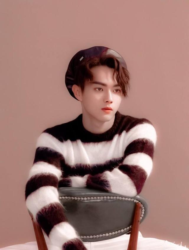 许凯妈妈近照流出惊艳众人，母子俩相似度超高，基因太过强大