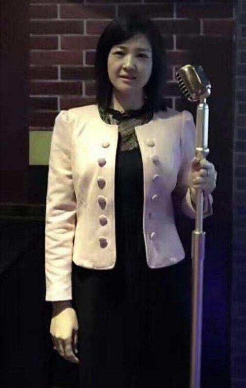 许凯妈妈近照流出惊艳众人，母子俩相似度超高，基因太过强大