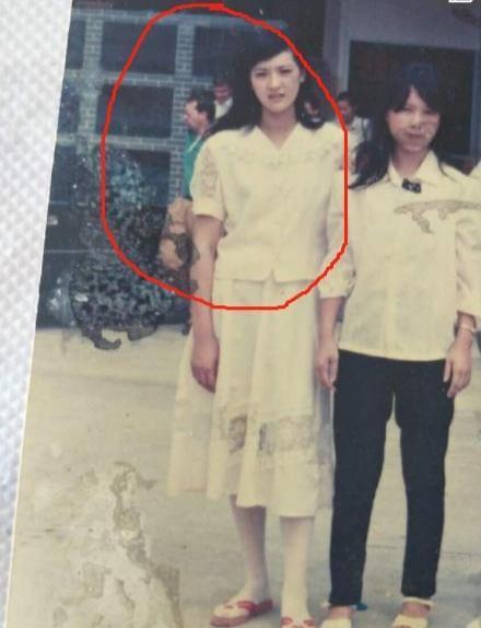 许凯妈妈近照流出惊艳众人，母子俩相似度超高，基因太过强大