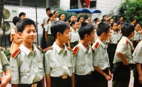 杨洋晒军校童年照，面容稚嫩微微一笑很迷人，从小就是颜值担当