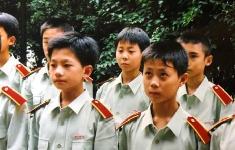 杨洋晒军校童年照，面容稚嫩微微一笑很迷人，从小就是颜值担当