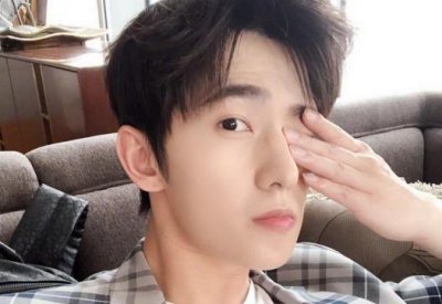 ​杨洋晒军校童年照，面容稚嫩微微一笑很迷人，从小就是颜值担当