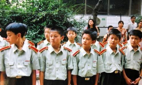 杨洋晒军校童年照，面容稚嫩微微一笑很迷人，从小就是颜值担当