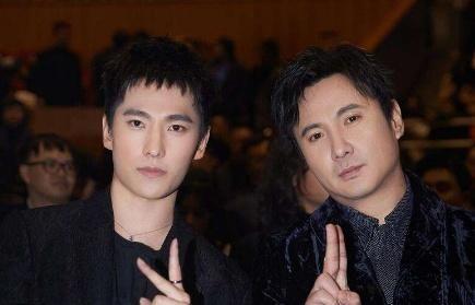 杨洋晒军校童年照，面容稚嫩微微一笑很迷人，从小就是颜值担当