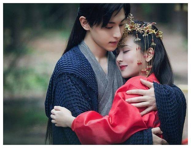 杨紫外套卫衣的英文竟是“凤凰，嫁给我可好”，默认与邓伦恋情？