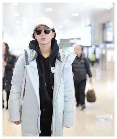 杨紫外套卫衣的英文竟是“凤凰，嫁给我可好”，默认与邓伦恋情？