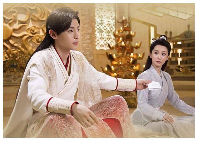 杨紫外套卫衣的英文竟是“凤凰，嫁给我可好”，默认与邓伦恋情？