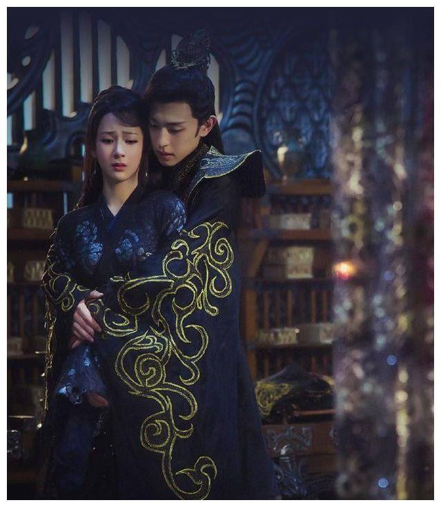 杨紫外套卫衣的英文竟是“凤凰，嫁给我可好”，默认与邓伦恋情？