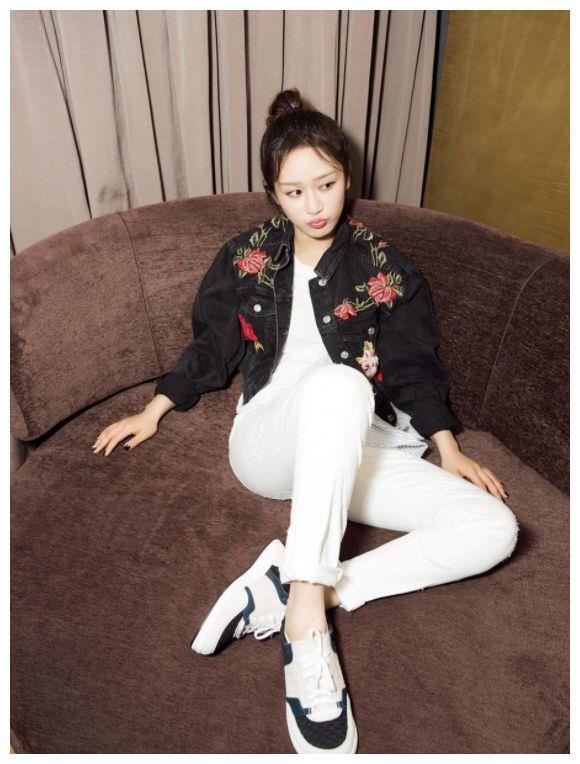 杨紫外套卫衣的英文竟是“凤凰，嫁给我可好”，默认与邓伦恋情？