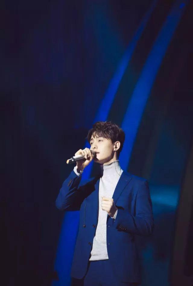 马天宇的西装配很是有型，尽显忧郁气质，别具一格中自带时尚潮流