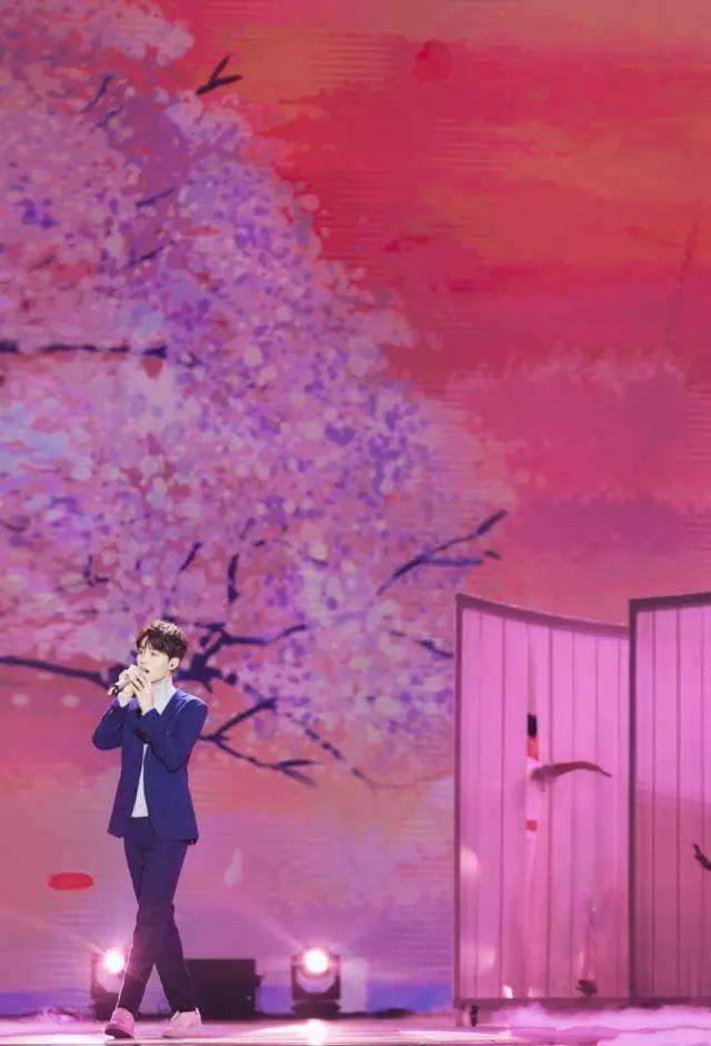 马天宇的西装配很是有型，尽显忧郁气质，别具一格中自带时尚潮流