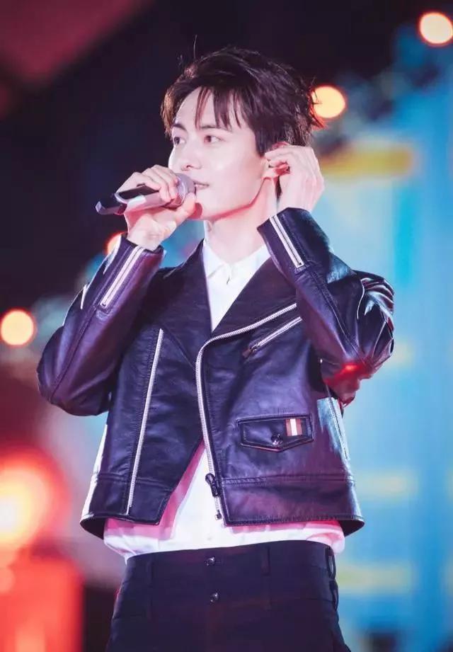 马天宇的西装配很是有型，尽显忧郁气质，别具一格中自带时尚潮流