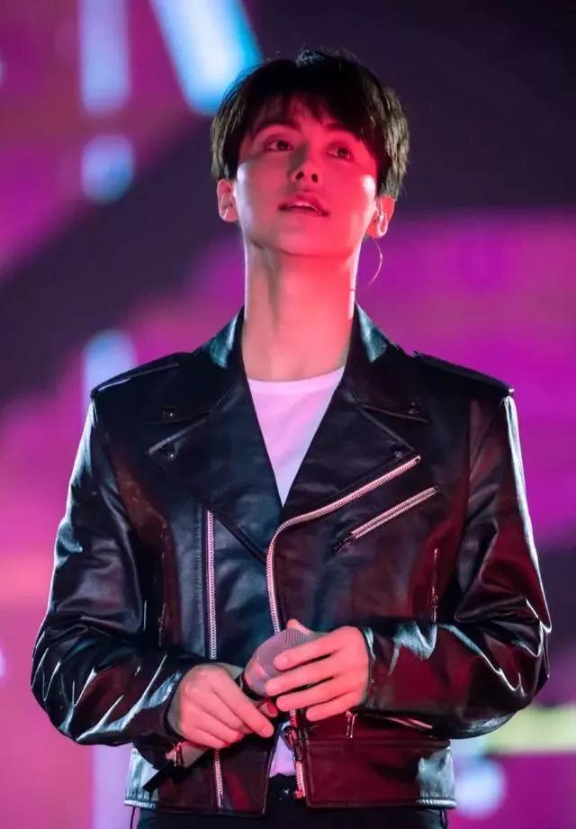 马天宇的西装配很是有型，尽显忧郁气质，别具一格中自带时尚潮流