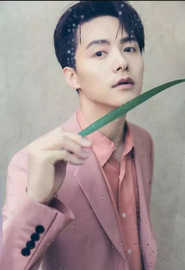 马天宇的西装配很是有型，尽显忧郁气质，别具一格中自带时尚潮流