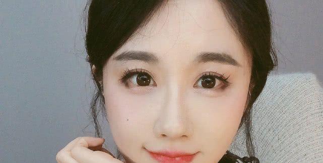 轩子巨2兔再次酒店开播，为证明“脚不臭”做出这1动作