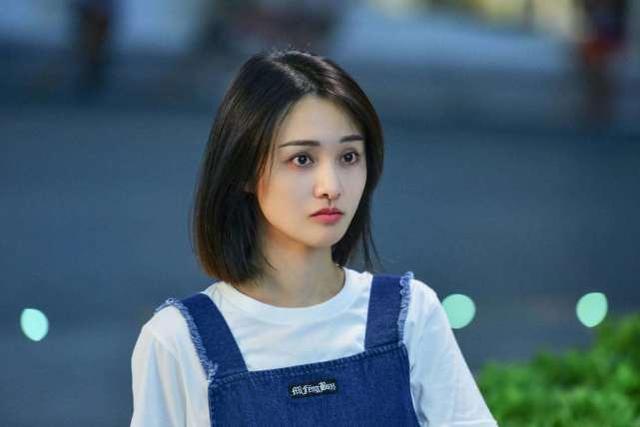 郑爽回应演技炸裂：听到导演表扬有点心虚，剧中服装很多不超50元